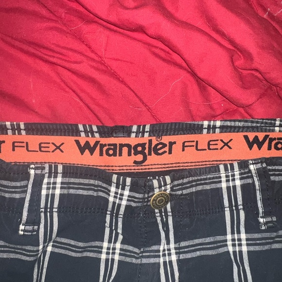 Wrangler Men's Black and White Checkered Cargo Shorts - Picture 2 of 6